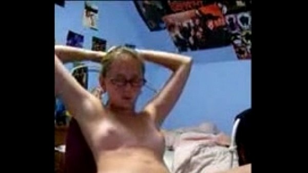 teen girl fucks hairbrush on webcam – real18cams.com